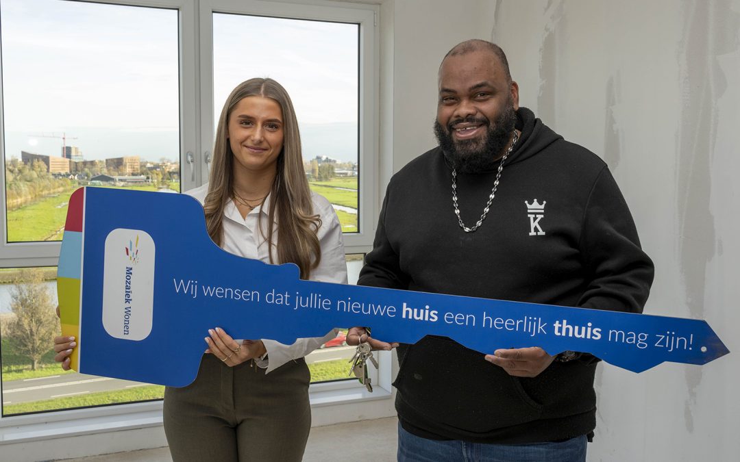 Nieuwe bewoners ontvangen sleutels van De Ploeger